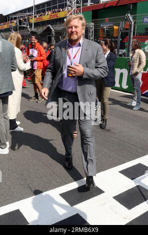 Zandvoort, Paesi Bassi. 27 agosto 2023. Zandvoort, Paesi Bassi, 27. Agosto 2023; Dutch FIA Formula 1 Grand Prix, la gara, King Willem Alexander, Prince of Oranien-Nassau durante la sua partenza griglia Walk, Formel 1 in Olanda, foto e copyright di Arthur THILL/ATP Images (THILL Arthur/ATP/SPP) credito: SPP Sport Press Photo. /Alamy Live News Foto Stock