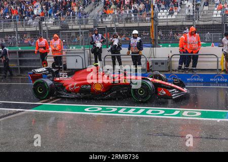 ZANDVOORT, PAESI BASSI - AGOSTO 27: Carlos Sainz della Scuderia Ferrari entra ai box durante la gara di bandiera rossa durante il GP di Formula 1 olandese Foto Stock