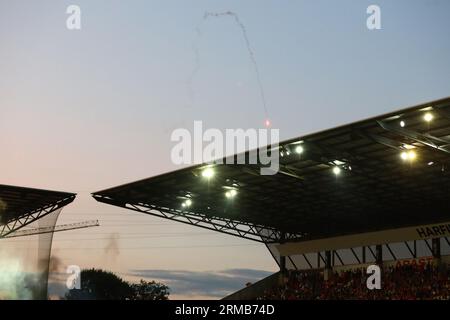 Essen, Germania, 27.08.2023. Rot-Weiss Essen vs. SC Preussen Muenster, calcio, 3. Liga, giorno 4, stagione 2023/2024. Fuochi d'artificio lanciati all'interno dello stadio dai tifosi dell'SC Preussen Muenster LE NORMATIVE DFL VIETANO L'USO DI FOTOGRAFIE COME SEQUENZE DI IMMAGINI E/O QUASI-VIDEO. Credito: NewsNRW / Alamy Live News Foto Stock