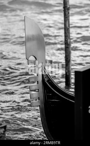 A Gondola with their ferro in Venice Italy, agosto 2023 Foto Stock