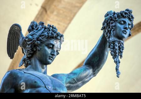 Perseo con la testa della statua di Medusa, scultura in bronzo realizzata da benvenuto Cellini nel periodo 1545-1554, situata nella Loggia dei Lanzi Foto Stock