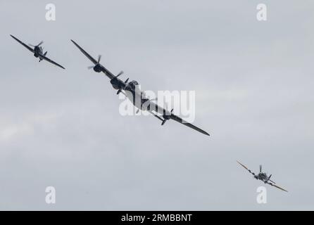 Rhyl, Regno Unito. 27 agosto 2023. Il Battle of Britain Memorial Flight of Hawker Hurricane PZ865 (a sinistra), il bombardiere Lancaster PA474 (al centro) e Mk Vb Spitfire, AB910 (a destra) si esibiscono durante il Rhyl Air Show 2023 a Rhyl Seafront, Rhyl, Regno Unito, il 27 agosto 2023 (foto di Cody Froggatt/News Images) a Rhyl, Regno Unito il 27/2023. (Foto di Cody Froggatt/News Images/Sipa USA) credito: SIPA USA/Alamy Live News Foto Stock