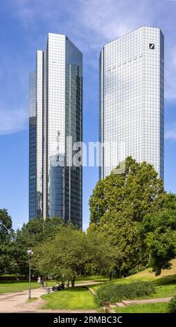 Le torri gemelle della Deutsche Bank a Francoforte / Germania sono state scattate da un parco. Foto Stock