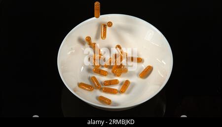 Curcuma, curcuma Longa, Capsule che cadono su sfondo nero, spezie indiane Foto Stock