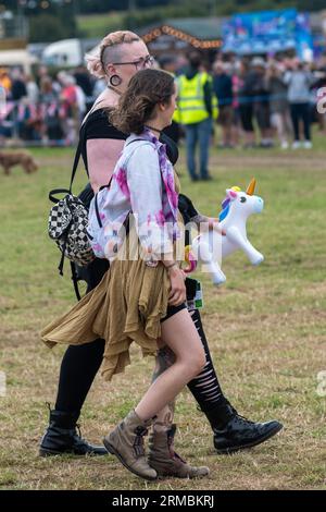 Hampshire, Regno Unito, 27 agosto 2023: Abiti a vapore punk Fance nell'ultimo giorno del Fordingbridge Steam e Vintage Fest inaugurale di tre giorni. Paul Biggins/Alamy Live News Foto Stock