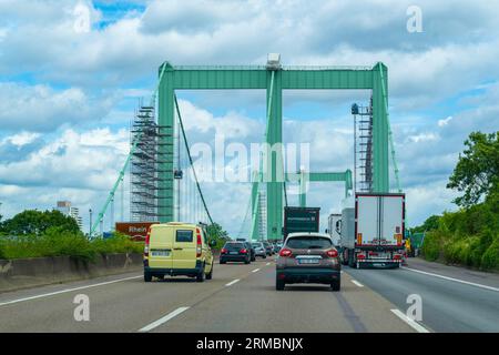 Colonia, Germania-01 agosto 2023: Ponte Rodenkirchen di Colonia (Rheinbrücke Köln-Rodenkirchen) con traffico. Riparazione sul ponte. Foto Stock