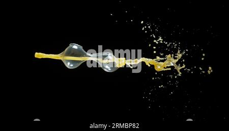 Il succo d'arancia esplode e spruzza su sfondo nero Foto Stock