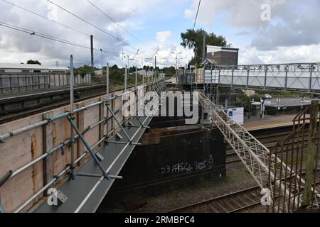 Lichfield Trent Valley mostra lo stato temporaneo della piattaforma della Cross City Line 3 in seguito alla rimozione di infrastrutture non sicure nel luglio 2023. Foto Stock