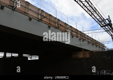 Lichfield Trent Valley mostra lo stato temporaneo della piattaforma della Cross City Line 3 in seguito alla rimozione di infrastrutture non sicure nel luglio 2023. Foto Stock