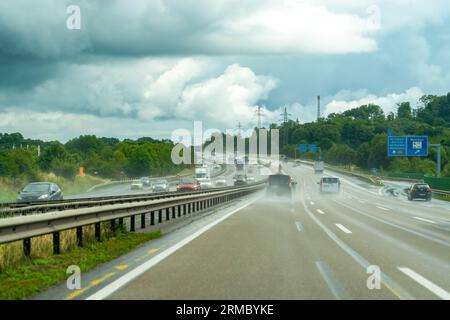 Montabaur, Germania - 1 agosto 2023: Traffico sull'autostrada A3. Foto Stock