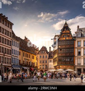 Strasburgo, Francia - 19 giugno 2023: Via con storiche case in legno nel quartiere Petite France a Strasburgo, Francia Foto Stock