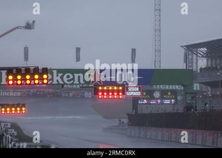 Zandvoort, Paesi Bassi 27/08/2023, bandiera rossa, illustrazione durante il Gran Premio d'Olanda di Formula 1 2023, tredicesimo round del Campionato del mondo di Formula 1 2023 dal 25 al 28 agosto 2023 sul circuito di Zandvoort, a Zandvoort, Paesi Bassi Foto Stock