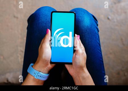 In questa immagine, il logo Doximity visualizzato su uno smartphone. Foto Stock