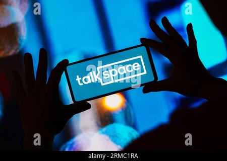 In questa immagine, il logo Talkspace visualizzato su uno smartphone. Foto Stock