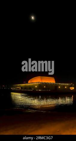 Esterno dell'edificio del Museo Nazionale del Bahrain di notte Foto Stock