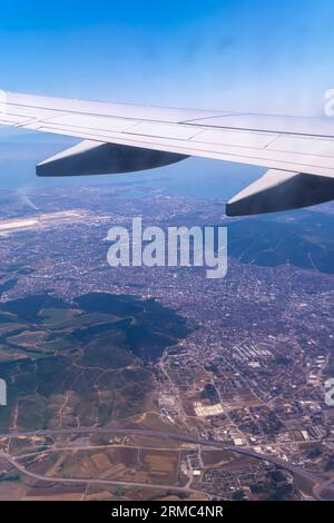 Istanbul Turchia fuori dalla finestra dell'aereo, ala dell'aereo con vista della compagnia aerea Turchia - vista aerea da un posto vicino alla finestra dell'aereo Foto Stock