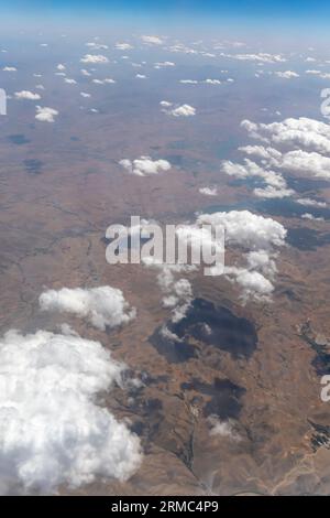 Piccole nuvole sulle montagne dell'Iran, Medio Oriente - vista dall'aereo Foto Stock