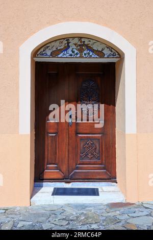 Una porta di legno ornata presso il monastero ortodosso serbo di Ravanica (fondato nel 1375-1377) a Senje, Serbia Foto Stock