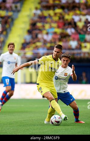 Juan Foyth di Villarreal CF, Gavi di Barcellona CF in azione durante la Liga EA Sport Regular Season Round 3 del 27 agosto 2023 allo Stadio ceramica Foto Stock