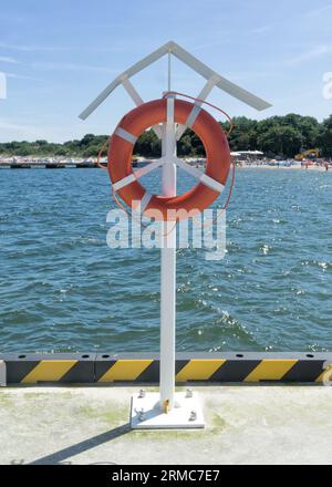 Bagnino sulla spiaggia balneabile. Concetto di sicurezza dell'acqua. Foto Stock