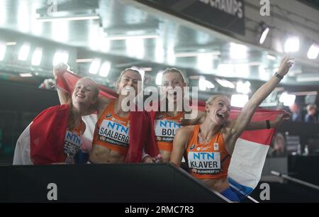 Budapest, Ungheria. 27 agosto 2023. Atletica leggera: Campionati del mondo, 4x400 m, finale, femminile, al National Athletics Center. I nuovi campioni del mondo olandesi Lieke Klaver (r-l), Femke Bol, Eveline Saalberg e Cathelijn Peeters fanno il tifo nella zona mista. Credito: Marcus Brandt/dpa/Alamy Live News Foto Stock