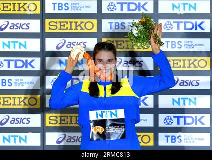 L'Ucraina Yaroslava Mahuchikh celebra il podio con la sua medaglia d'oro dopo aver vinto la finale di salto in alto femminile il nono giorno dei Campionati mondiali di atletica leggera presso il Centro Nazionale di atletica leggera di Budapest, Ungheria. Data foto: Domenica 27 agosto 2023. Foto Stock