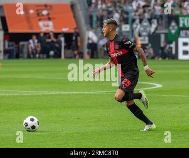 Sport, calcio, Bundesliga, 2023/2024, Borussia Moenchengladbach vs. Bayer 04 Leverkusen 0-3, Stadium Borussia Park, scena della partita, Exequiel Palacios (04) in possesso di palla, LE NORMATIVE DFL VIETANO QUALSIASI USO DI FOTOGRAFIE COME SEQUENZE DI IMMAGINI E/O QUASI-VIDEO Foto Stock