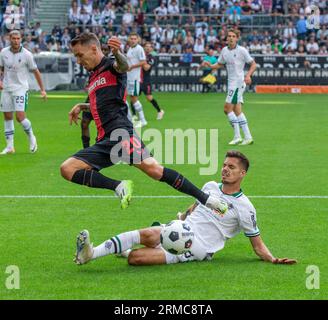 Sport, calcio, Bundesliga, 2023/2024, Borussia Moenchengladbach vs. Bayer 04 Leverkusen 0-3, Stadium Borussia Park, scena della partita, Alejandro Grimaldo (04) Left e Julian Weigl (MG), I REGOLAMENTI DFL VIETANO QUALSIASI USO DI FOTOGRAFIE COME SEQUENZE DI IMMAGINI E/O QUASI-VIDEO Foto Stock