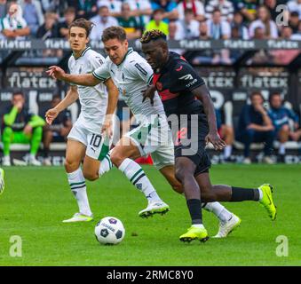 Sport, calcio, Bundesliga, 2023/2024, Borussia Moenchengladbach vs. Bayer 04 Leverkusen 0-3, Stadium Borussia Park, scena della partita, F.l.t.r. Florian Neuhaus (MG), Maximilian Woeber (MG), Victor Boniface (04), REGOLAMENTI DFL VIETANO QUALSIASI USO DI FOTOGRAFIE COME SEQUENZE DI IMMAGINI E/O QUASI-VIDEO Foto Stock