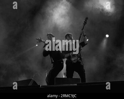 Daniel Gillespie Sells e Richard Jones della band britannica "The Feeling" si esibiscono sul palco principale del Carfest 2023, Laverstoke Park Farm, Hampshire, Inghilterra Foto Stock