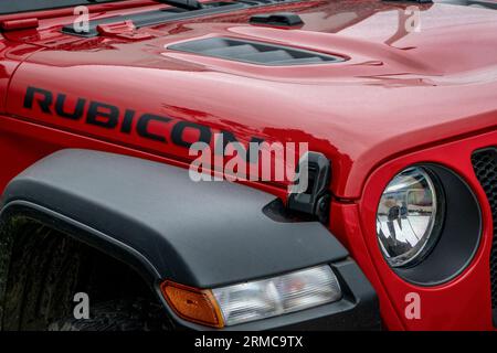 Loveland, CO, USA - 25 agosto 2023: Dettaglio della Jeep Wrangler rossa con il logo Rubicon su un cappuccio. Foto Stock
