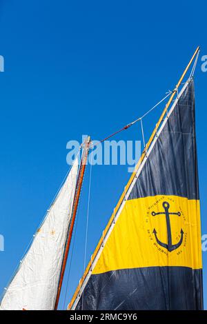 Immagine astratta delle vele in gommone contro un cielo blu al Richmond Maritime Festival 2023 in Canada Foto Stock