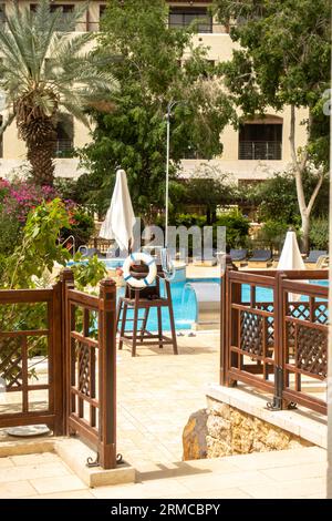 Lifebuoy, piscina all'aperto presso il resort Foto Stock