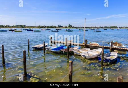 Piccole barche ormeggiate in un molo a Bosham Quay a Bosham, un villaggio costiero sulla costa meridionale nel porto di Chichester, nel West Sussex, nel sud dell'Inghilterra Foto Stock