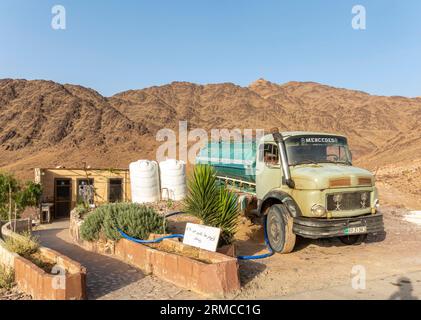 Vecchio camion con acqua nel Wadi Rum giordano che fornisce acqua ai servizi igienici e agli hotel vicini Foto Stock