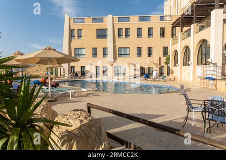 Area relax piscina e montagne, Petra Marriott Hotel. Wadi Musa, Giordania, Medio Oriente Foto Stock