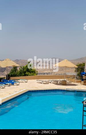 Area relax piscina e montagne, Petra. Wadi Musa, Giordania, Medio Oriente Foto Stock