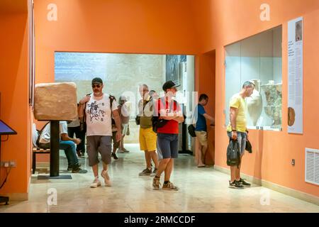 Visitatori del Petra Museum Jordan. Turisti nel museo di Petra in Giordania Foto Stock