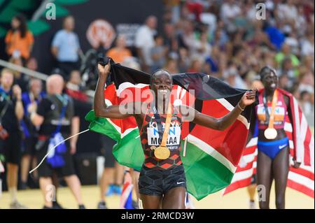 Budapest, Ungheria. 27/08/2023, Mary Moraa (Kenya) festeggia dopo i 800 metri di finale durante i campionati mondiali di atletica leggera 2023 presso il Centro Nazionale di atletica di Budapest, Ungheria. (Sven Beyrich/SPP) credito: SPP Sport Press Photo. /Alamy Live News Foto Stock