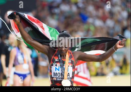 Budapest, Ungheria. 27/08/2023, Mary Moraa (Kenya) festeggia dopo i 800 metri di finale durante i campionati mondiali di atletica leggera 2023 presso il Centro Nazionale di atletica di Budapest, Ungheria. (Sven Beyrich/SPP) credito: SPP Sport Press Photo. /Alamy Live News Foto Stock