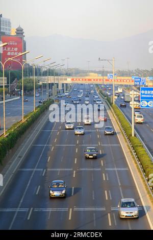 Traffico intenso in una città moderna al mattino, a Pechino, in Cina Foto Stock