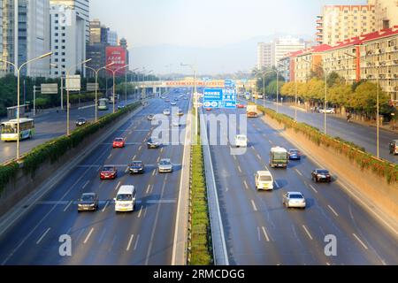 Traffico intenso in una città moderna al mattino, a Pechino, in Cina Foto Stock