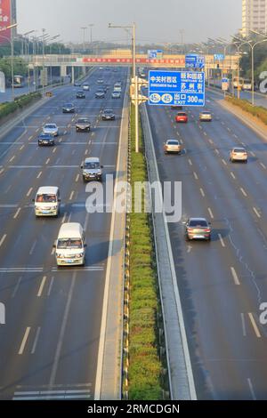 Traffico intenso in una città moderna al mattino, a Pechino, in Cina Foto Stock