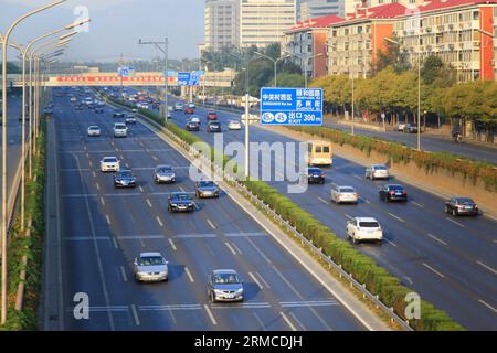 Traffico intenso in una città moderna al mattino, a Pechino, in Cina Foto Stock