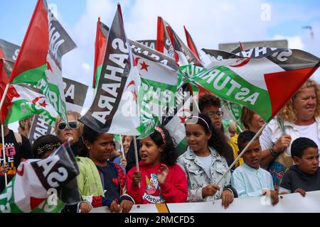 Gijon, Asturie, Spagna. 27 agosto 2023. Gijon, Spagna, 27 agosto 2023: Diversi bambini portano le bandiere del Sahara durante la dimostrazione per la pace e la giustizia per il popolo saharawi a Gijon, Spagna, il 27 agosto 2023. (Immagine di credito: © Alberto Brevers/Pacific Press via ZUMA Press Wire) SOLO USO EDITORIALE! Non per USO commerciale! Foto Stock