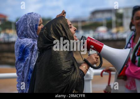 Gijon, Asturie, Spagna. 27 agosto 2023. Gijon, Spagna, 27 agosto 2023: Una donna saharawi con un megafono durante la dimostrazione per la pace e la giustizia per il popolo saharawi a Gijon, Spagna, il 27 agosto 2023. (Immagine di credito: © Alberto Brevers/Pacific Press via ZUMA Press Wire) SOLO USO EDITORIALE! Non per USO commerciale! Foto Stock