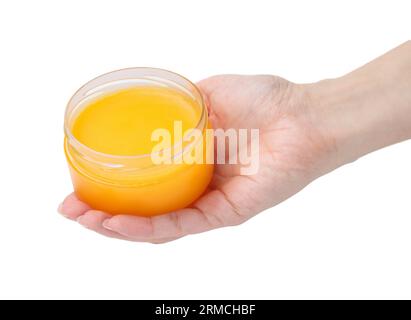 Donna che tiene un vaso di petrolatum su sfondo bianco, primo piano Foto Stock