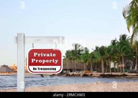 Cartello con testo Private Property No Trespassing on Beach Foto Stock