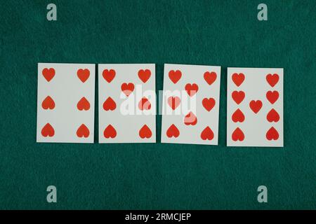 Carta da gioco del vecchio West sul tavolo da gioco verde. Foto Stock