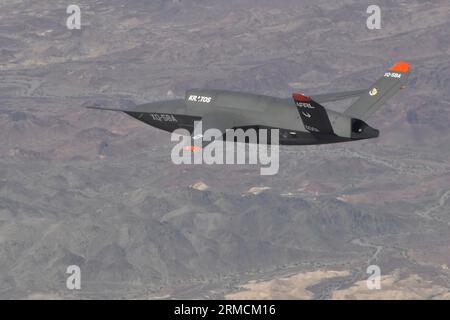 L'XQ-58A Valkyrie è raffigurato durante il secondo volo di prova dell'11 giugno 2019. Kratos Defense & Security Solutions, Inc. E l'Air Force Research Laboratory hanno ricevuto il premio Aviation Week Network Laureate Award 2020 per questo concept vehicle attrattivo e a basso costo. Foto Stock